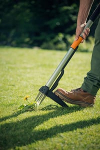 Fiskars Teleskopický vytrhávač buriny, nastaviteľná dĺžka 1 – 1,19 m, záhradný nástroj na odstraňovanie buriny 9