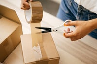 Univerzálne nepriľnavé nožnice Fiskars Titanium 18 cm, pre pravákov aj ľavákov, titánový povrch, čepeľ z nehrdzavejúcej ocele, biela/oranžová, 1004720 2