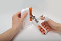 Univerzálny brúsič nožníc Fiskars, pre pravákov aj ľavákov, keramické brúsne hlavy, biela/oranžová, 1020499 2