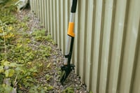 Fiskars X-Series 1082709 Vytrhávač buriny, teleskopický vytrhávač buriny so 4 čeľustiami z nehrdzavejúcej ocele, rukoväť v tvare D, dĺžka 120 cm, mechanizmus na uvoľnenie buriny 8