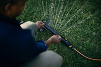 Oscilačný záhradný postrekovač Fiskars X-Series, veľkosť S-M – Kyvadlový zavlažovací systém 8