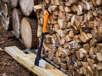 Štiepacia sekera Fiskars X17 s chráničom čepele, veľkosť M, 60 cm násada, na štiepanie palivového dreva 3