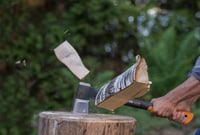 Štiepacia sekera Fiskars X17 s chráničom čepele, veľkosť M, 60 cm násada, na štiepanie palivového dreva 8