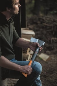 Štiepacia sekera Fiskars X17 s chráničom čepele, veľkosť M, 60 cm násada, na štiepanie palivového dreva 4