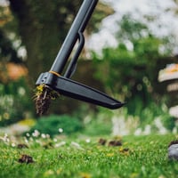 Vytrhávač buriny Fiskars Xact 1077305 – dĺžka 1 m, ramená z nehrdzavejúcej ocele, čierno-oranžová rukoväť, ručný nástroj na ničenie buriny 9
