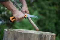 Fiskars Xtract SW73 ručna pila za svježe drvo, grubi zupci, dužina oštrice 16 cm, uvlačiva oštrica od nehrđajućeg čelika, crna/narančasta 5