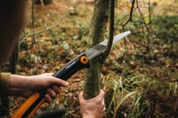 Fierăstrău manual Fiskars Xtract SW75 pentru lemn verde, dinți mari, lungime lamă 25,5 cm, lamă retractabilă din oțel inoxidabil, negru/portocaliu 7