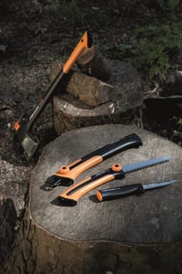 Fierăstrău manual Fiskars Xtract SW75 pentru lemn verde, dinți mari, lungime lamă 25,5 cm, lamă retractabilă din oțel inoxidabil, negru/portocaliu 4