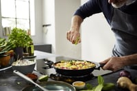 Sada 2 panvíc Fissler Essential Black 24 + 28 cm – hliník, keramický povrch, indukcia, bez PFAS/PTFE – vyrobené v Nemecku 8