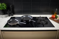 Sada 2 panvíc Fissler Essential Black 24 + 28 cm – hliník, keramický povrch, indukcia, bez PFAS/PTFE – vyrobené v Nemecku 4