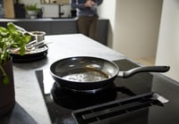 Sada 2 panvíc Fissler Essential Black 24 + 28 cm – hliník, keramický povrch, indukcia, bez PFAS/PTFE – vyrobené v Nemecku 7