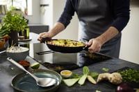 Sada 2 panvíc Fissler Essential Black 24 + 28 cm – hliník, keramický povrch, indukcia, bez PFAS/PTFE – vyrobené v Nemecku 9
