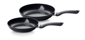 Fissler Essential Black set tava od 2 dijela 24 + 28 cm - aluminij, keramički premaz, indukcija, bez PFAS/PTFE - proizvedeno u Njemačkoj