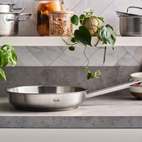 Tigaie din oțel inoxidabil Fissler Original-Profi Collection (Ø 24 cm) – suprafață de prăjire Novogrill, scală gradată interioară, compatibilă cu inducție 8