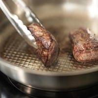 Tigaie din oțel inoxidabil Fissler Original-Profi Collection (Ø 24 cm) – suprafață de prăjire Novogrill, scală gradată interioară, compatibilă cu inducție 7