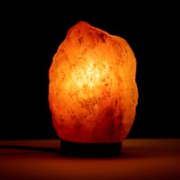 Stolna lampa od himalajske soli Fisura 2-3 kg s drvenim postoljem, kabelom i žaruljom od 15 W za noćni ormarić i radni stol 7