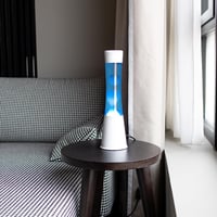 Lampă cu lavă FISURA cu bază albă, lichid albastru și lavă albă – 11x11x39,5 cm, cu bec de rezervă, metal și sticlă 3