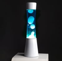 Lampă cu lavă FISURA cu bază albă, lichid albastru și lavă albă – 11x11x39,5 cm, cu bec de rezervă, metal și sticlă 7