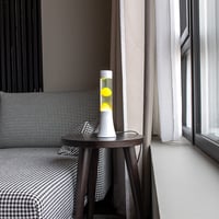 FISURA Žuta lava lampa 30 cm - Lava lampa s bijelim postoljem, prozirnom tekućinom i žutom lavom, 9x9x30 cm, opuštajuća ambijentalna svjetiljka 3