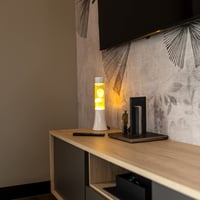 FISURA Žuta lava lampa 30 cm - Lava lampa s bijelim postoljem, prozirnom tekućinom i žutom lavom, 9x9x30 cm, opuštajuća ambijentalna svjetiljka 5
