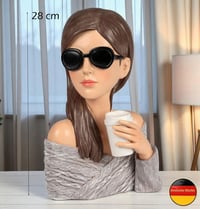 Bust decorativ Formano, femeie cu ochelari de soare și ceașcă de cafea, 28 cm, sculptură elegantă din piatră artificială, figurină feminină în stil vintage Audrey 5