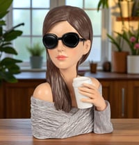 Bust decorativ Formano, femeie cu ochelari de soare și ceașcă de cafea, 28 cm, sculptură elegantă din piatră artificială, figurină feminină în stil vintage Audrey 4