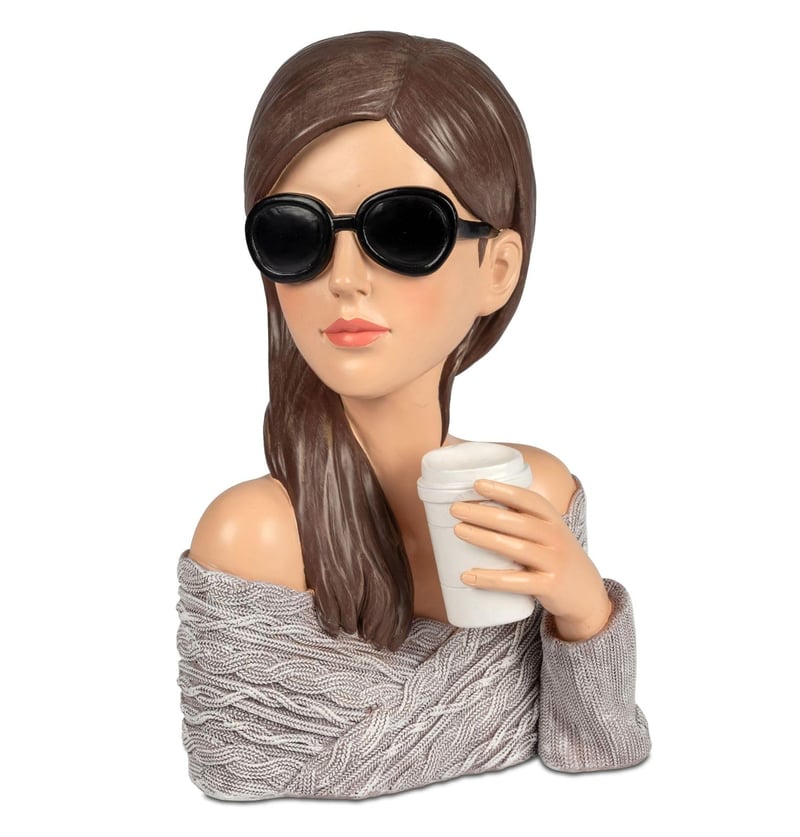 Bust decorativ Formano, femeie cu ochelari de soare și ceașcă de cafea, 28 cm, sculptură elegantă din piatră artificială, figurină feminină în stil vintage Audrey