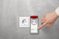Inteligentná zásuvka FRITZ!DECT 210 pre inteligentnú domácnosť, s ochranou proti striekajúcej vode IP44, na vonkajšie použitie, ovládateľná cez aplikáciu alebo časovač, FR 5