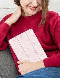 Puzdro Fycyko na iPad 9,7 palca pre 5. a 6. generáciu (2017/2018), s držiakom na ceruzku, roztomilým vzorom mašličiek, trojnásobným stojanom, ružové, ochranné puzdro odolné voči poškriabaniu 7