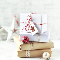 G2PLUS 100 db Karácsonyi Ajándékcímke Kraft Papírból - 4x7 cm Merry Christmas Felirattal, Juta Zsineggel Adventi Naptárhoz, DIY Dekorációhoz 6