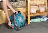 Gardena Classic vozík na hadicu 50 – držiak na záhradnú hadicu s max. dĺžkou 50 m (13 mm), kompaktný dizajn, s funkciou proti odkvapkávaniu, uhlová prípojka (80 6