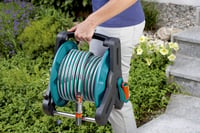 Gardena Classic vozík na hadicu 50 – držiak na záhradnú hadicu s max. dĺžkou 50 m (13 mm), kompaktný dizajn, s funkciou proti odkvapkávaniu, uhlová prípojka (80 3