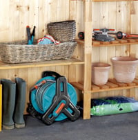 Gardena Classic vozík na hadicu 50 – držiak na záhradnú hadicu s max. dĺžkou 50 m (13 mm), kompaktný dizajn, s funkciou proti odkvapkávaniu, uhlová prípojka (80 7