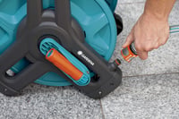 Gardena Classic vozík na hadicu 50 – držiak na záhradnú hadicu s max. dĺžkou 50 m (13 mm), kompaktný dizajn, s funkciou proti odkvapkávaniu, uhlová prípojka (80 5