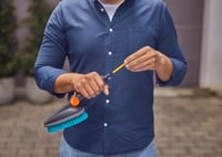 Gardena Cleansystem ručna četka M Hard (18846-20) – s priključkom za crijevo, regulatorom protoka, za manje površine, rukovanje jednom rukom 3