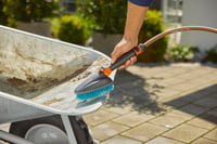 Gardena Cleansystem ručna četka M Hard (18846-20) – s priključkom za crijevo, regulatorom protoka, za manje površine, rukovanje jednom rukom 2