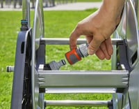 Vozík na hadicu Gardena CleverRoll L Easy Metal – kapacita 100 m, kovový rám, šikmé pripojenie, ochrana proti odkvapkávaniu, ručná kľučka 8