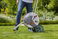 Vozík na hadicu Gardena CleverRoll L Easy Metal – kapacita 100 m, kovový rám, šikmé pripojenie, ochrana proti odkvapkávaniu, ručná kľučka 5