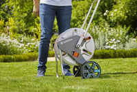 Vozík na hadicu Gardena CleverRoll L Easy Metal – kapacita 100 m, kovový rám, šikmé pripojenie, ochrana proti odkvapkávaniu, ručná kľučka 4