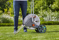 Vozík na hadicu Gardena CleverRoll L Easy Metal – kapacita 100 m, kovový rám, šikmé pripojenie, ochrana proti odkvapkávaniu, ručná kľučka 6