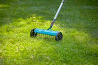 Ručný vertikutátor Gardena Combisystem, pracovná šírka 32 cm, na odstraňovanie machu a buriny, s robustnými kolesami, 3395-88 2