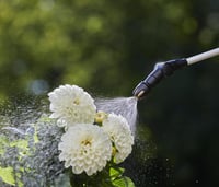 Akumulátorový tlakový postrekovač Gardena EasyPump 5 l – teleskopická tryska, ramenný popruh, ochrana dýzy (11136-20) 5