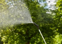 Akumulátorový tlakový postrekovač Gardena EasyPump 5 l – teleskopická tryska, ramenný popruh, ochrana dýzy (11136-20) 7