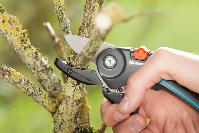 Gardena Metszőolló Üllős Vágóéllel - Erős Kerti Olló Fás Ágakhoz 23mm Vágási Átmérő Csúszásmentes Nyéllel Fekete