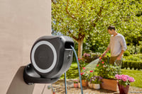 Nástenný box na hadicu Gardena RollUp M, 20 m, bielo-tmavosivý, otočný držiak na hadicu, s nástenným držiakom, 11 mm hadicou a striekacou pištoľou (18610-20) 3