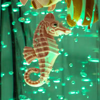 Global Gizmos 45169 Morská lampa s medúzou a morským koníkom, 90 cm, metalická modrá 8