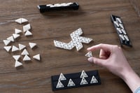 Cestovná spoločenská hra Goliath Triominos The Original Tour Edition pre 2–4 hráčov, kompaktná cestovná verzia, od 6 rokov 7