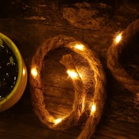 Gresonic LED Fényfüzér Kötél 25 LED 2 m Elemmel Működő Időzítővel Juta Kötél Meleg Fehér Fény Karácsonyi Dekoráció Kültéri Beltéri Vízálló 1