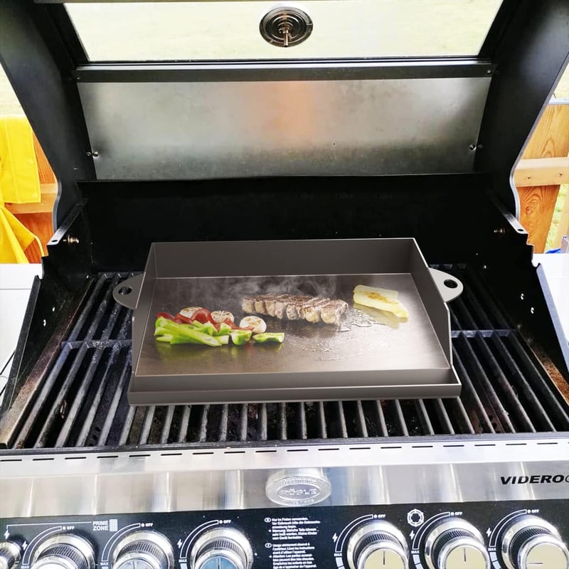 GriHero Öntöttvas Plancha Grill Lap 45x36 cm Teflonbevonattal Spatulával és Kaparóval