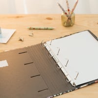 Zakladač s krúžkovou mechanikou Grupo Erik Sleepless Garden A4, 4 krúžky, čierny s kvetinovým vzorom, tvrdé dosky, gumička, školský a kancelársky priečinok 5